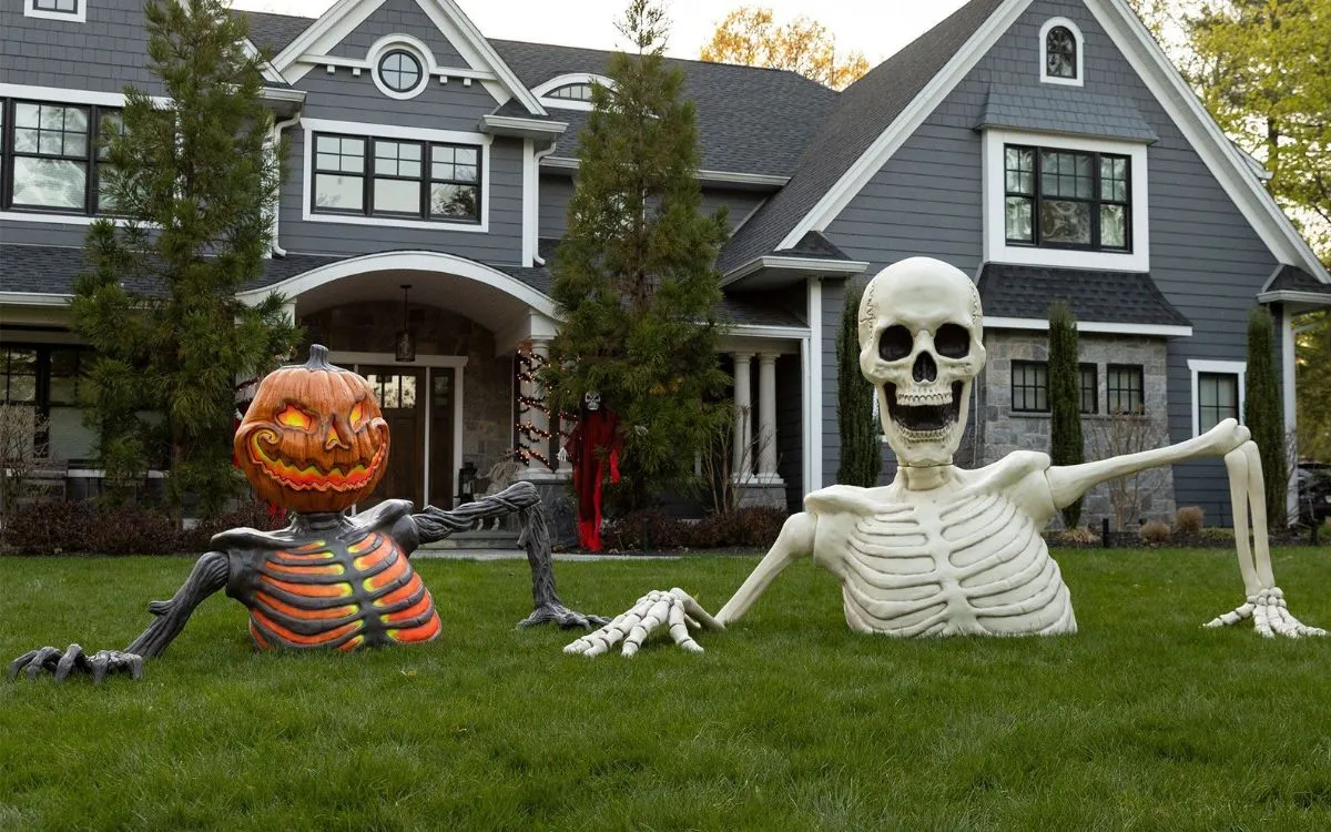 🎃Halloween Pre-sale 50% OFF🔥–Towering Skeleton with LED Eyes & Haunting Sounds👻（Limited Stock）