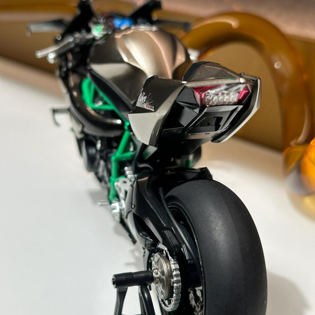 1:6 H2R Motorcycle Model with Engine Start, Throttle Control and Exhaust Injection Simulation, Diecast Motorcycle, Ideal Gift for Men