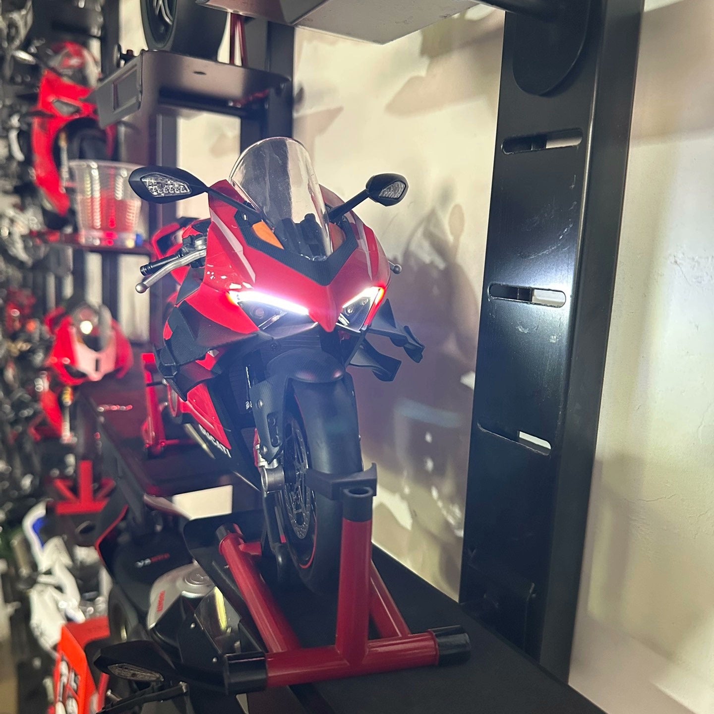 1:6 Ducati V4 dynamic ultra-light full carbon model